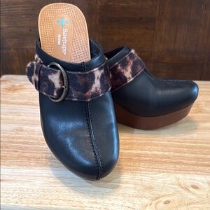 Baretraps Women's Black and Brown Clogs